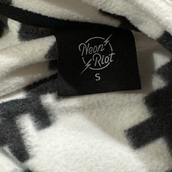 Neon Riot White Black Aztec Quarter Zip Pullover Sweatshirt Women’s Small - Picture 2 of 4
